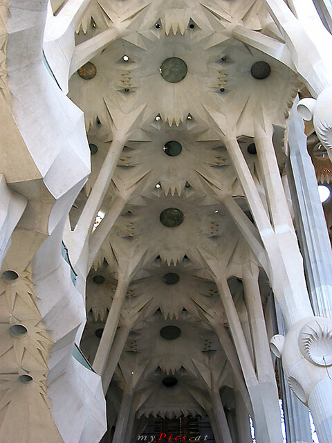 Sagrada Família Schiff im Fotoalbum Antoni Gaudi
