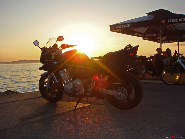 Suzuki und der Sonnenuntergang im Fotoalbum Kroatien Motorradtour