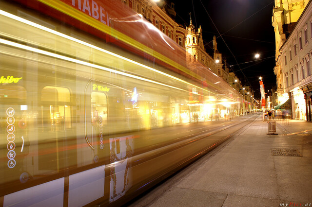 Straßenbahn in der Herrengasse bei Nacht in Graz im Fotoalbum Graz bei Nacht