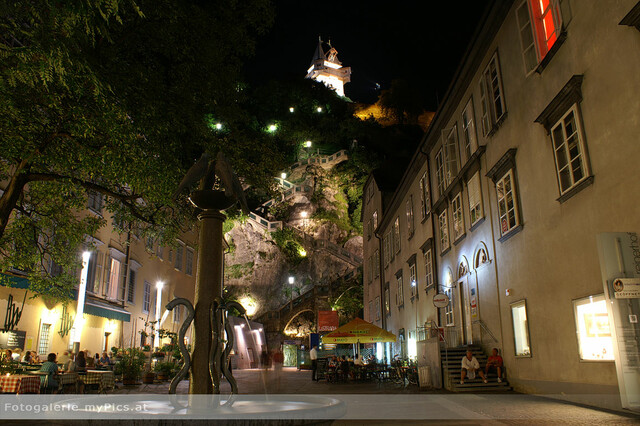 Nächtlicher Schloßbergplatz im Fotoalbum Graz bei Nacht