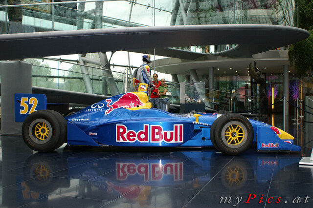 Formel 1 Auto mit Red Bull Design im Fotoalbum Hangar 7