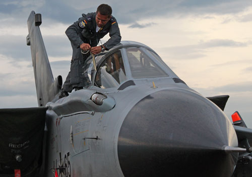 Tornado Kleber Das Klebeband - dem Piloten sein bester Freund