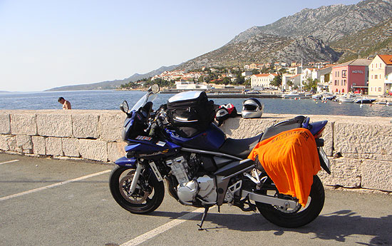 Motorrad im Starigrad Hafen