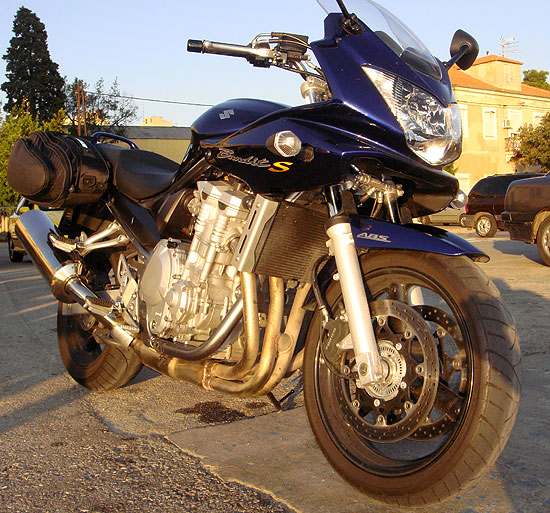 Motorrad glänzt in der kroatischen Abendsonne