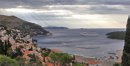 Costa Kreuzfahrtschiff vor Dubrovnik