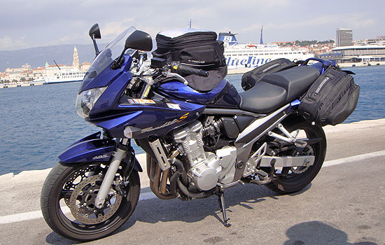 Motorrad im Hafen von Split in Kroatien