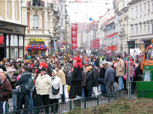 Menschenmenge zum Fasching in der Herrengasse im Fotoalbum Grazer Fasching