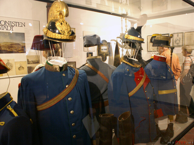 Uniformen im Garnisonsmuseum im Fotoalbum Grazer Schloßberg Fotos