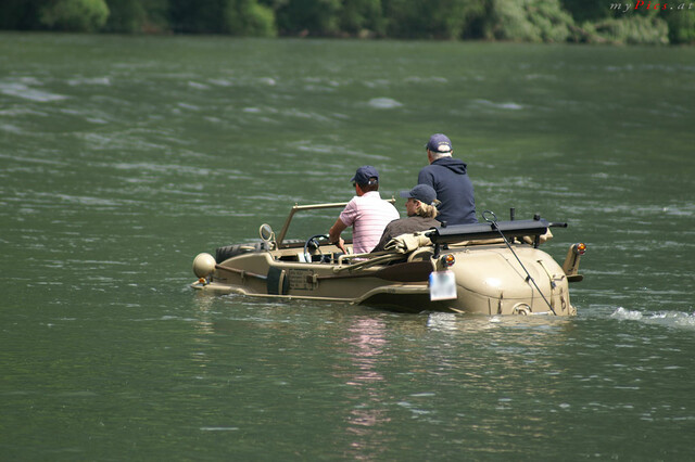 Amphibien Auto auf dem Fluss im Fotoalbum Amphibienfahrzeug