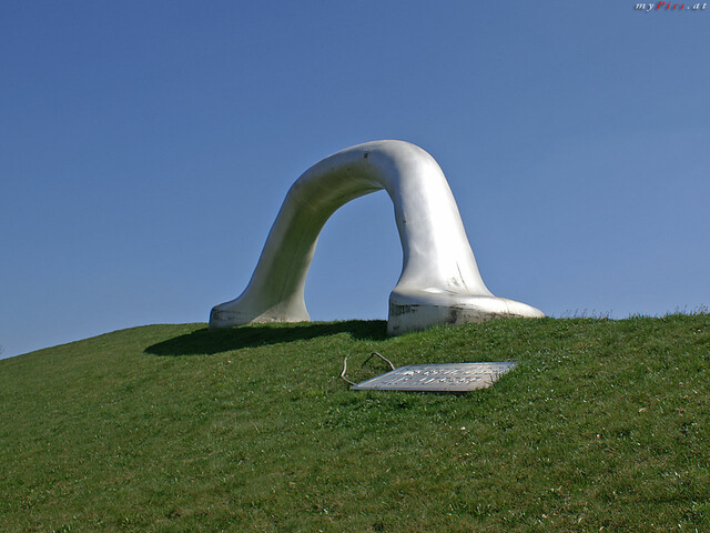 Die Erdkugel als Koffer von Peter Weibel im Fotoalbum Österreichischer Skulpturenpark