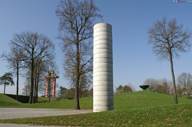 Skulptur von Heimo Zobernig im Fotoalbum Österreichischer Skulpturenpark