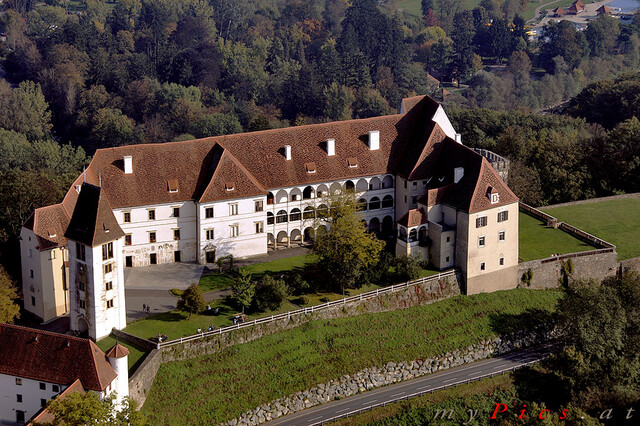 Schloss Seggau aus der Vogelperspektive im Fotoalbum Flug über die steirische Weinebene Fotos