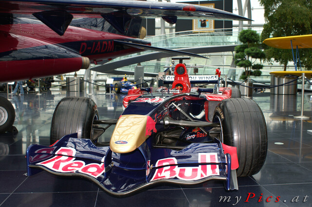 Formel 1 Auto neben Jet im Fotoalbum Hangar 7