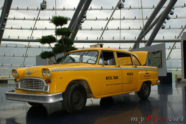 Yellow Cab im Hangar im Fotoalbum Hangar 7