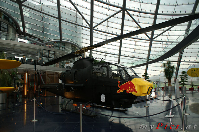 Bell Cobra TAH-1F im Hangar im Fotoalbum Hangar 7