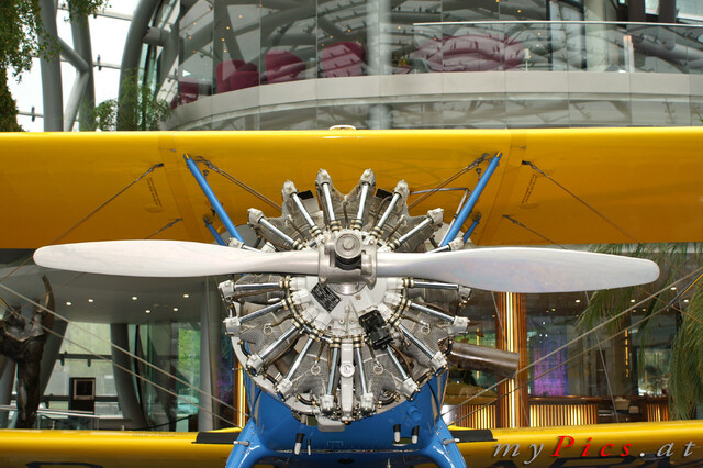 Propellerflugzeug im Hangar 7 im Fotoalbum Hangar 7