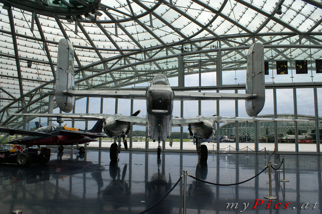 North American B-25J „Mitchell“ im Hangar 7 im Fotoalbum Hangar 7