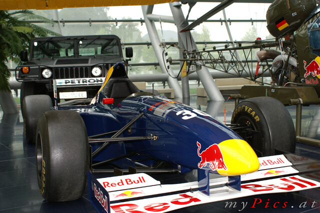 Formel 1 Auto Foto im Fotoalbum Hangar 7