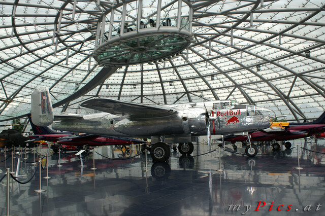 North American B-25J „Mitchell“ Großaufnahme im Fotoalbum Hangar 7