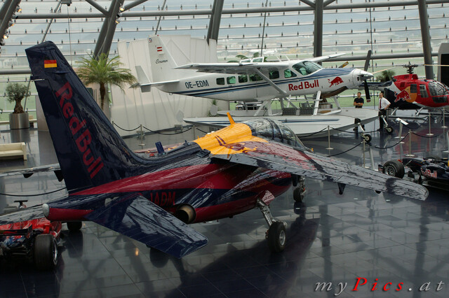 Flugzeuge im Hangar 7 im Fotoalbum Hangar 7