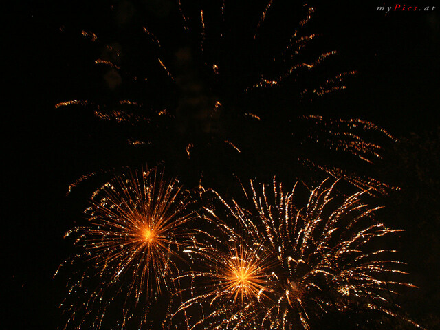 Oranges Feuerwerk im Fotoalbum Silvester in Graz
