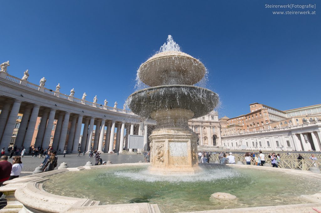 Springbrunnen am Petersplatz in Rom