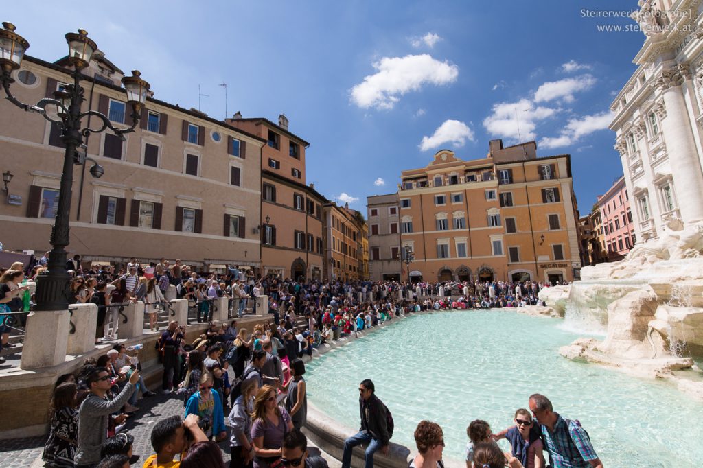 Trevi Brunnen Besucher in Rom
